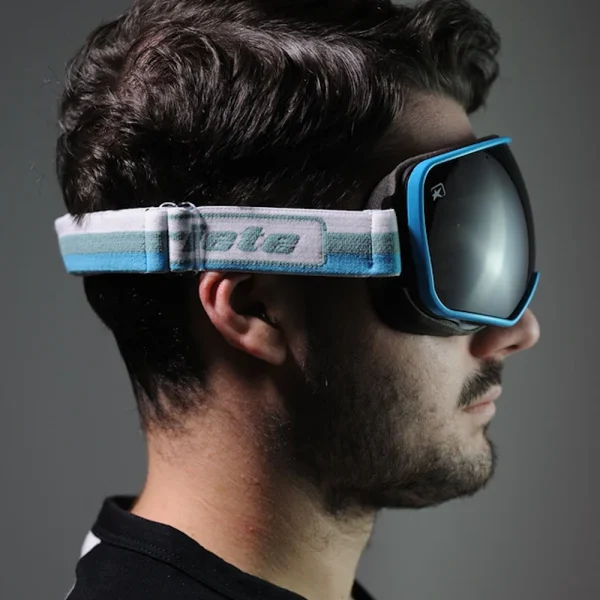 Maschera Ariete Feather Vintage Occhiali Cafè Racer Azzurro indossata
